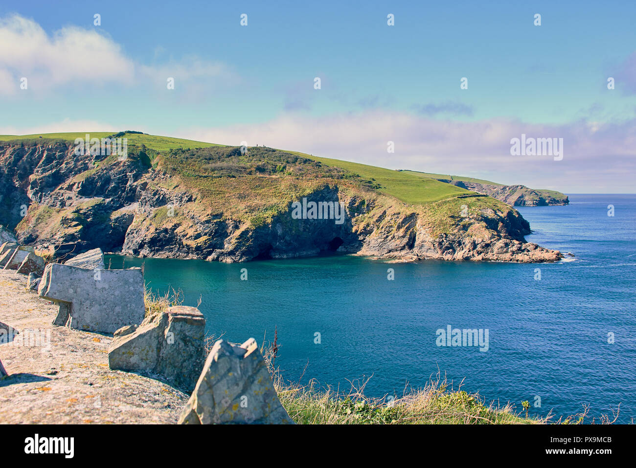 Bella Cornish Coast in orizzontale sul modo di Port Isaac, North Cornwall, Inghilterra Foto Stock