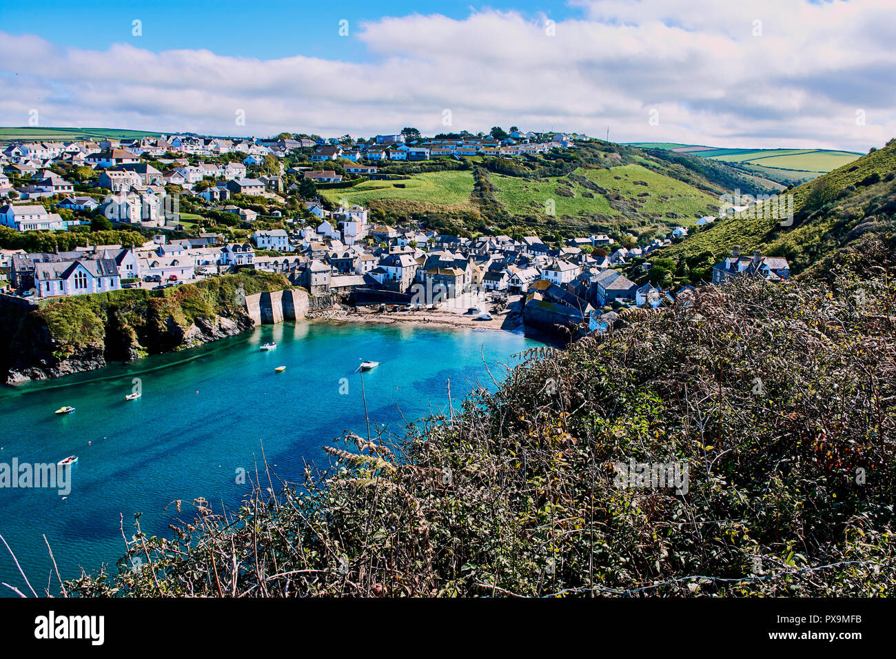 Il grazioso villaggio di pescatori di Port Isaac è diventata una grande attrazione turistica dopo essere stato in primo piano nella serie ITV 'Doc Martin' Foto Stock