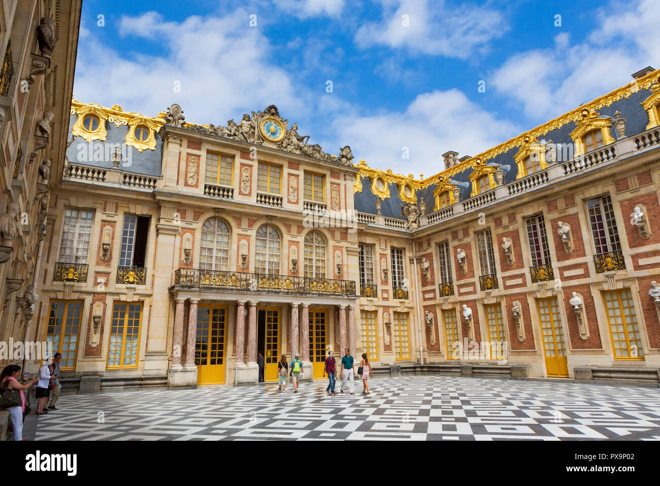 Il Palazzo di Versailles fu la principale residenza reale di Francia dal 1682 sotto Luigi XIV fino all'inizio della rivoluzione francese nel 1789. Foto Stock