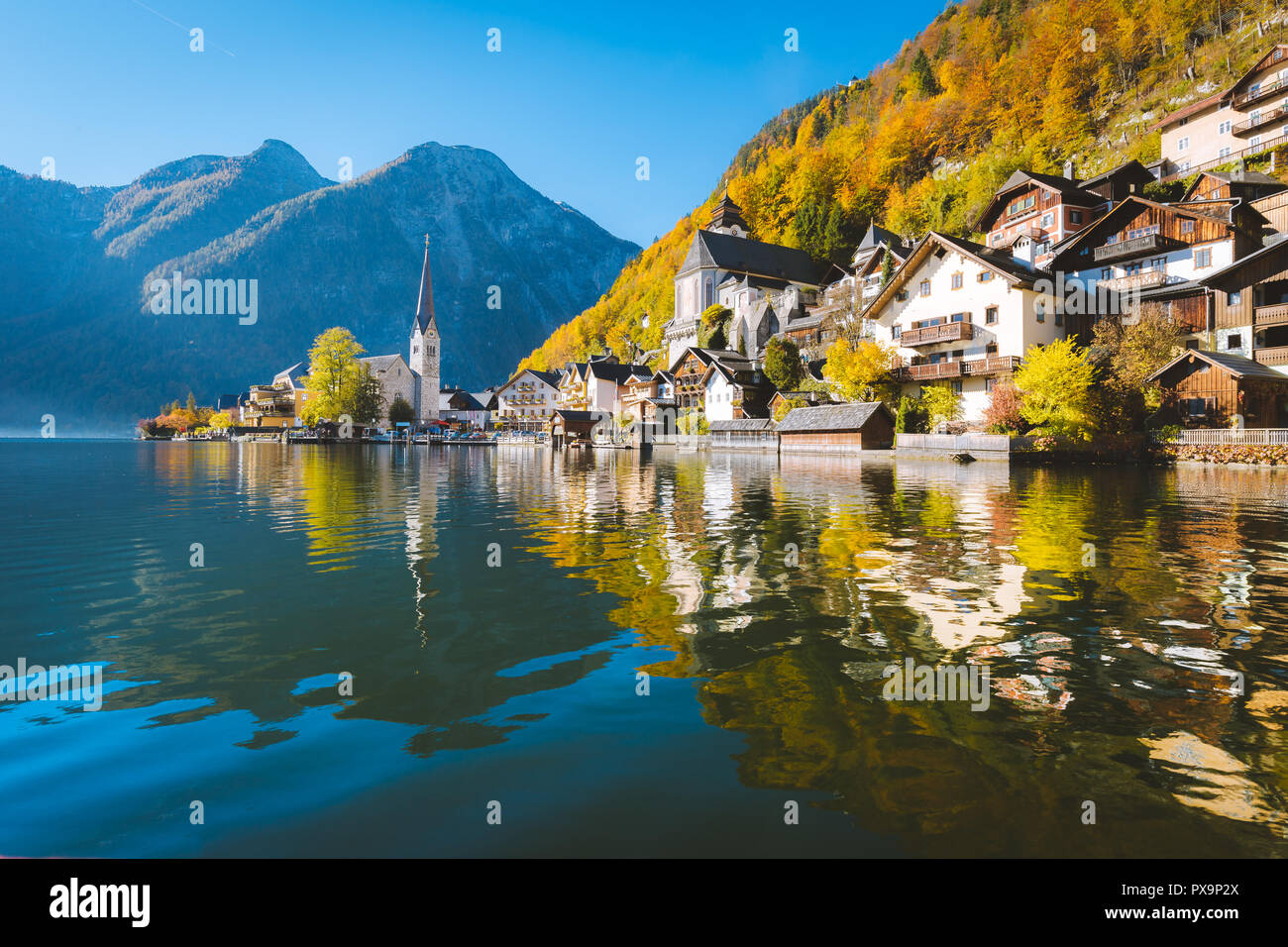 Hallstatt nella caduta, Salzkammergut, Austria Foto Stock