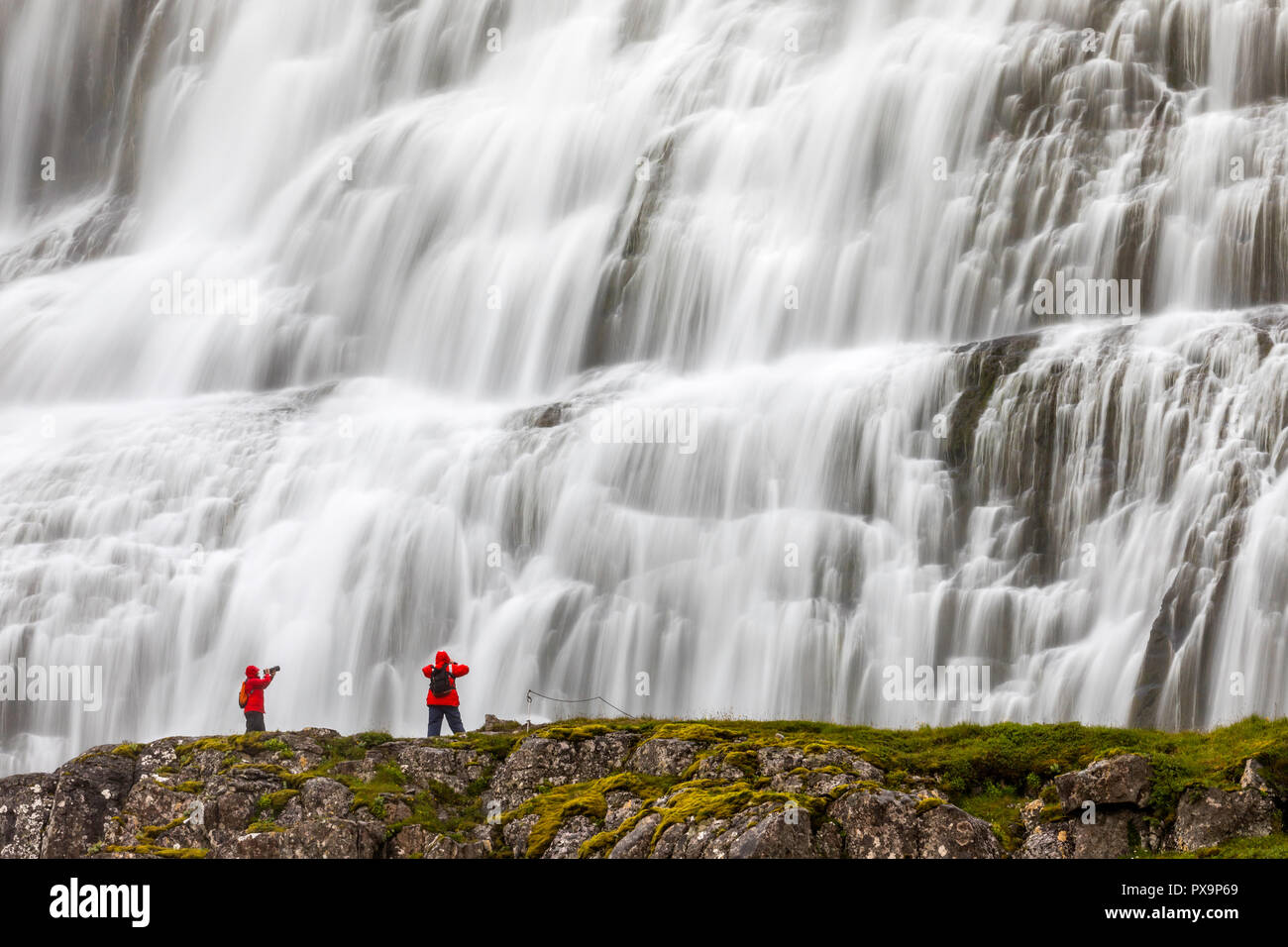 I turisti a Dynjandi, Fjallfoss, una serie di cascate situate nel Westfjords, Islanda. Foto Stock