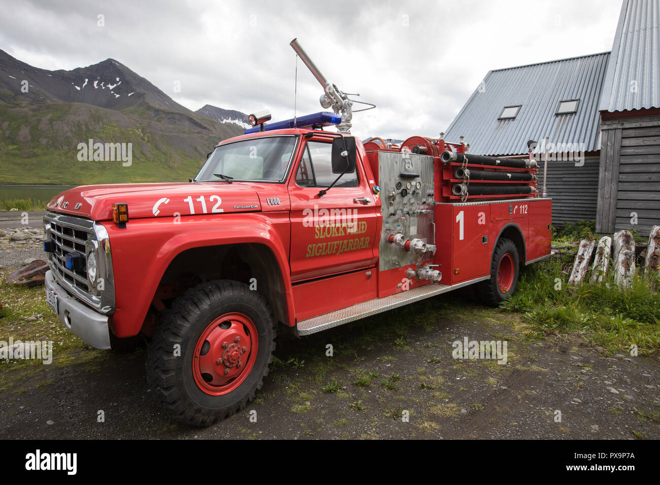 Camion dei pompieri nella città di Siglufjörður, Siglufjörður Affitto, al largo della costa nord dell'Islanda. Foto Stock