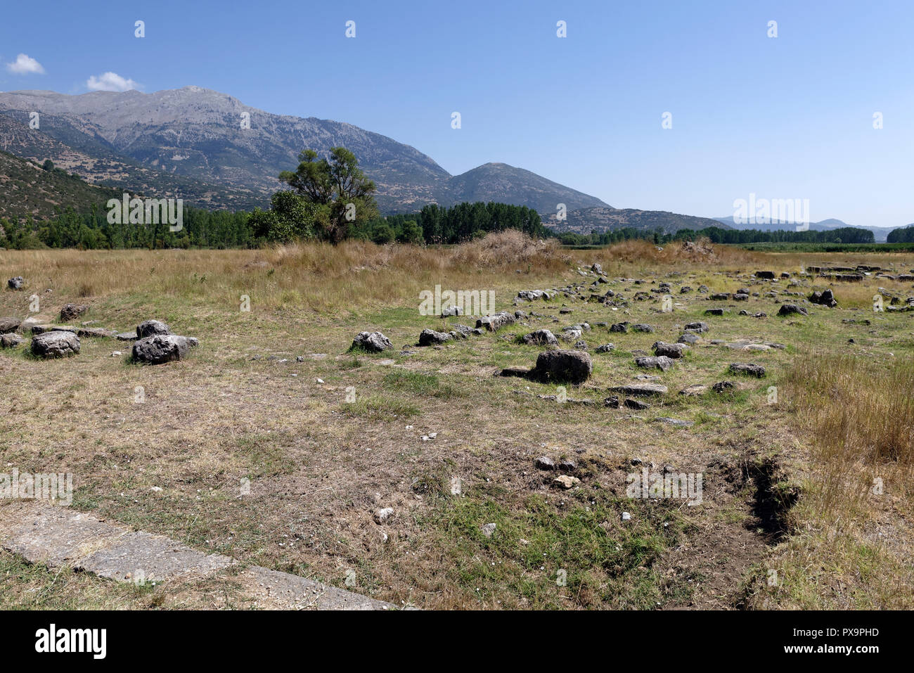 Le rovine di una Villa Romana, un complesso di undici camere disposte intorno a un cortile pavimentato con un pozzo. Stymphalia. Peloponneso. La Grecia. Foto Stock