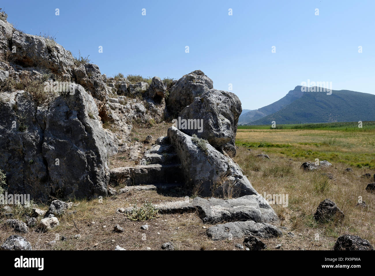 Rocce scolpite scalinata che dà accesso dal lato sud-est del colle dell'Acropoli in città bassa. Stymphalos. Stymphalia. Peloponneso. Gree Foto Stock Rocce scolpite scalinata che dà accesso dal lato sud-est del colle dell'Acropoli in città bassa. Stymphalos. Stymphalia. Peloponneso. Gree Foto Stock