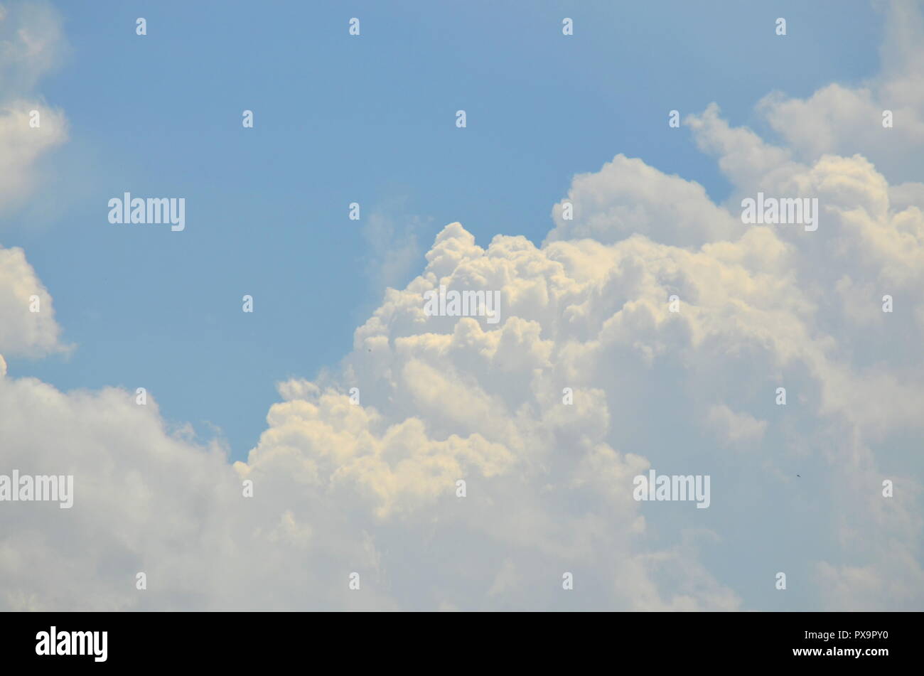 Nuvole per sfondi e salvaschermo e dell'arte Foto stock - Alamy