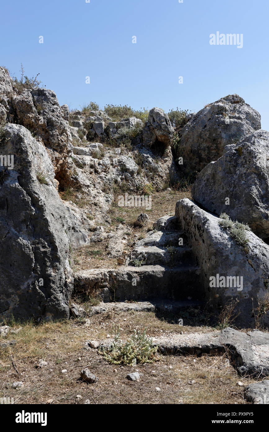 Rocce scolpite scalinata che dà accesso dal lato sud-est del colle dell'Acropoli in città bassa. Stymphalos. Stymphalia. Peloponneso. Gree Foto Stock