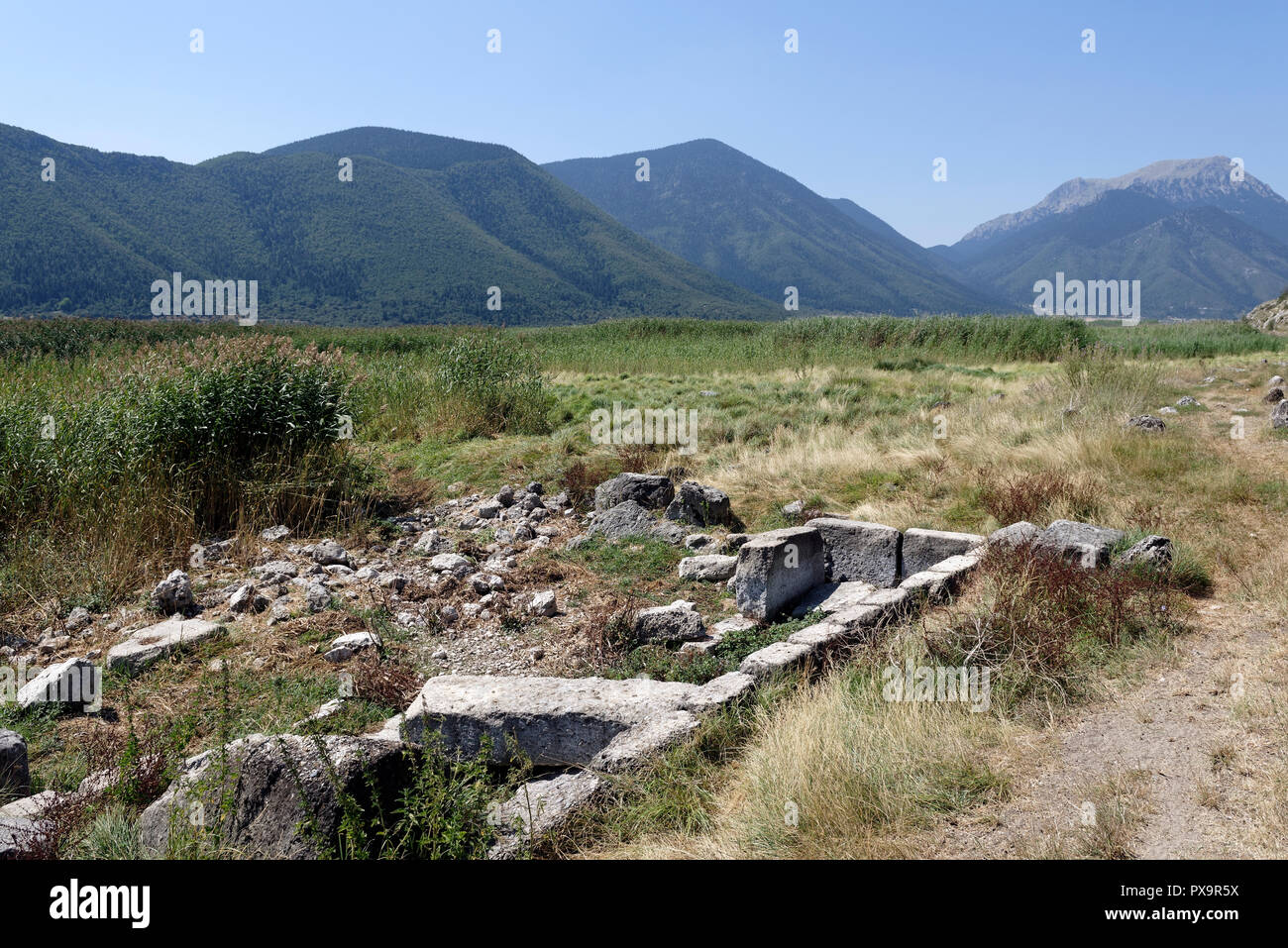 Rovine del Fountain House, quale acqua da una molla perpetua continua a bolla. Stymphalos. Stymphalia. Peloponneso. La Grecia. Il Fountain House Foto Stock