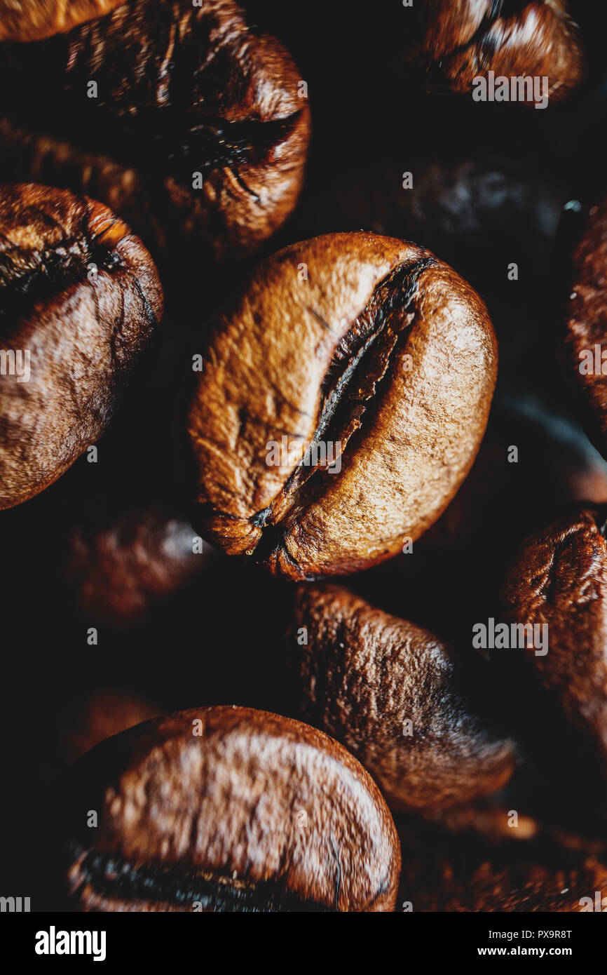Nero caffè in grani di close-up extreme fotografia macro Foto Stock