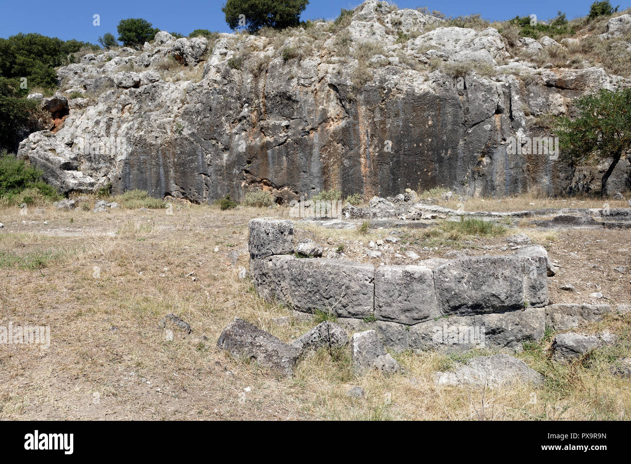 Le rovine di una forma a Tholos edificio nella città bassa area centro sud, forse parte di un santuario o heroon. Antica Stymphalos. Stymphalia. Pelopon Foto Stock Le rovine di una forma a Tholos edificio nella città bassa area centro sud, forse parte di un santuario o heroon. Antica Stymphalos. Stymphalia. Pelopon Foto Stock
