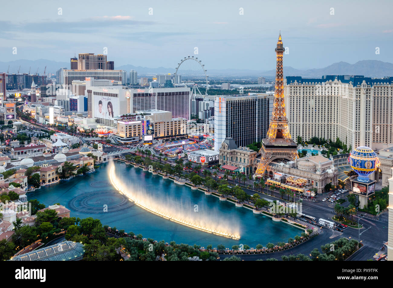 Lunga esposizione della Bellago fontane e Las Vegas Skyline Foto Stock