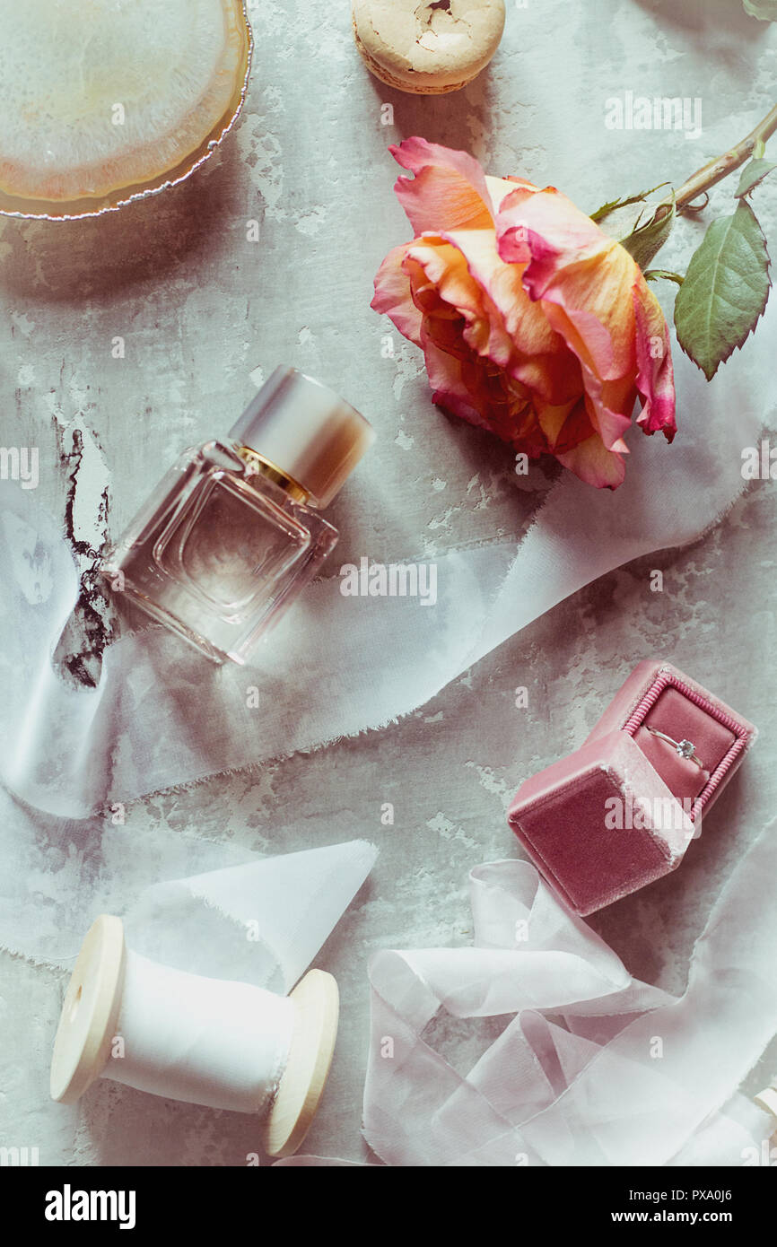 Bellissimo appartamento barking delicatamente i colori rosa: profumo, box con anello, rose, nastro di raso, amaretto Foto Stock