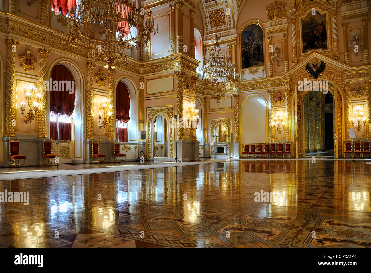 I riflessi di luce nella splendida Sant Alessandro Sala del Gran Palazzo del Cremlino Foto Stock