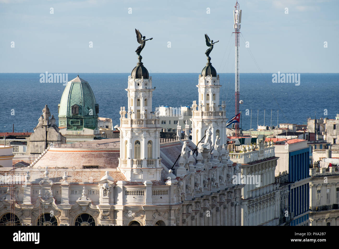 Torri di teatro Centro Gallego e sullo skyline di La Habana Foto Stock