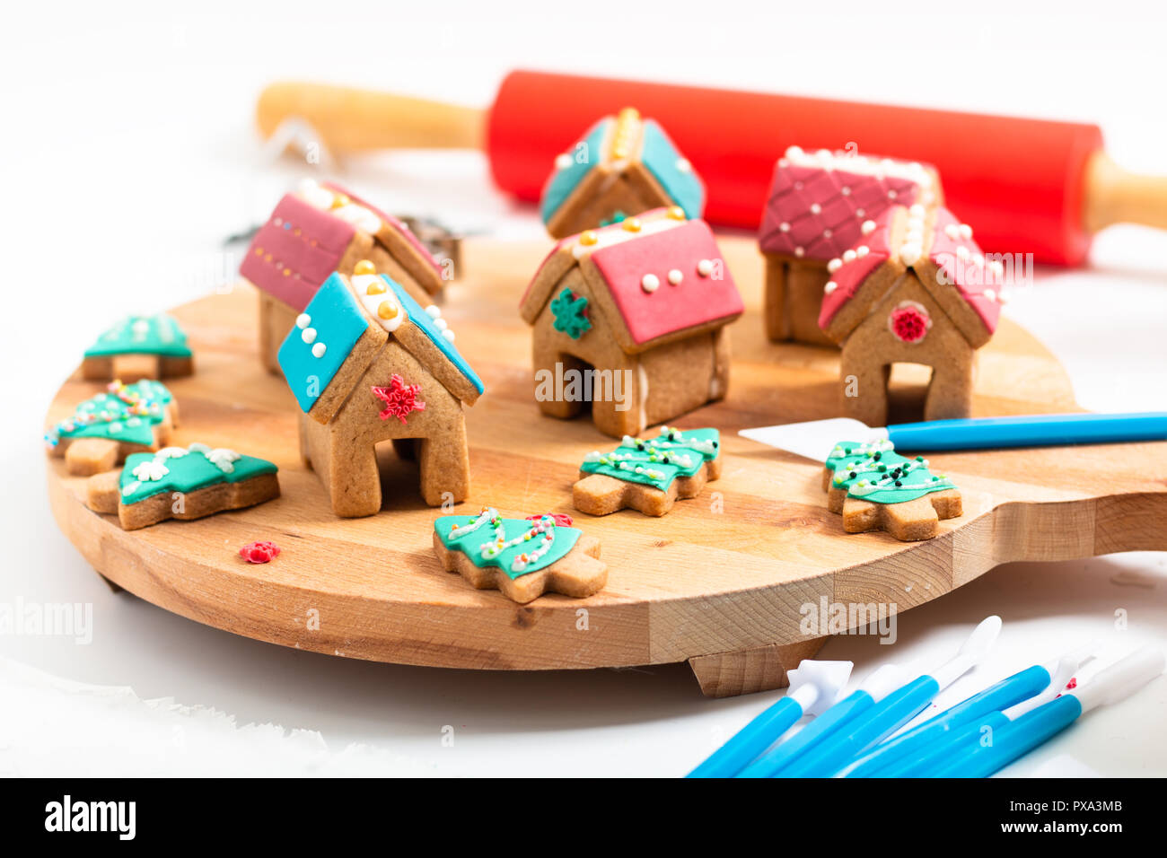 Holiday cibo pastello DIY biscotti di Natale, Gingerbread case e albero di Natale per il regalo o parte Foto Stock