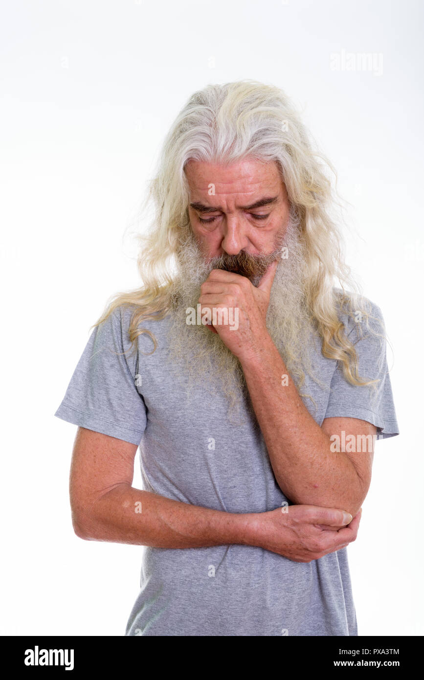 Studio shot di sad senior uomo barbuto pensare guardando dow Foto Stock