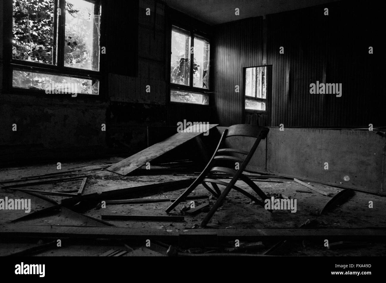 Rotture di mobili in un edificio abbandonato in una camera sporca Foto Stock