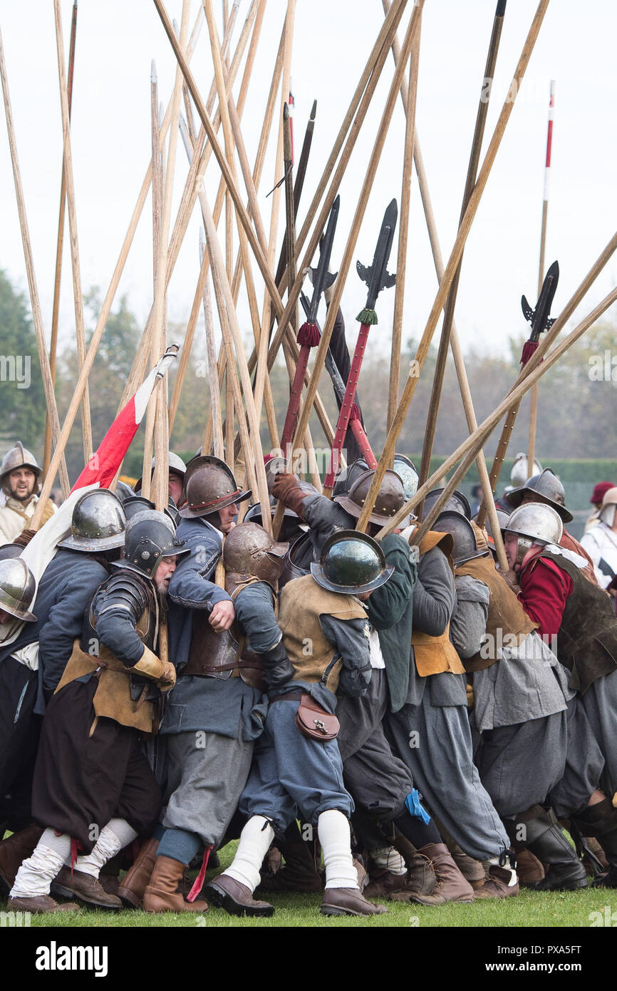 Membri del Nodo sigillato rievocazione della società prendere parte in una commemorazione della battaglia di Edgehill, il primo grande impegno della Guerra Civile Inglese, che fu combattuta il 23 ottobre 1642, a Radway Warwickshire. Foto Stock