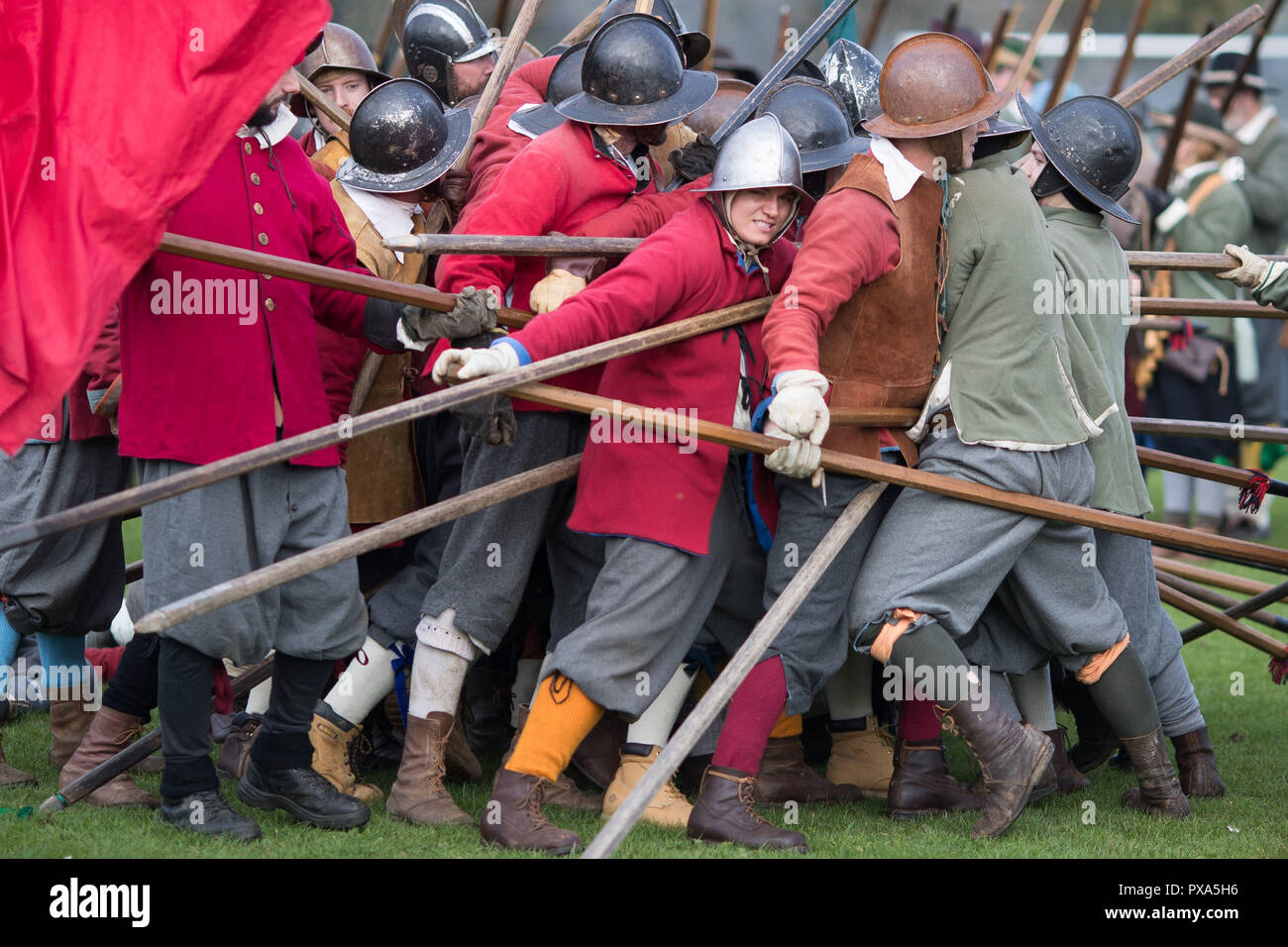 Membri del Nodo sigillato rievocazione della società prendere parte in una commemorazione della battaglia di Edgehill, il primo grande impegno della Guerra Civile Inglese, che fu combattuta il 23 ottobre 1642, a Radway Warwickshire. Foto Stock