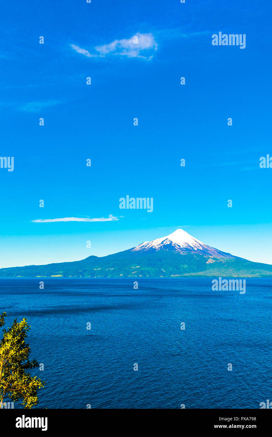 Vulcano Osorno e Lago Llanquihue, Parque, Puerto Varas, Cile. Copia spazio per il testo. In verticale Foto Stock