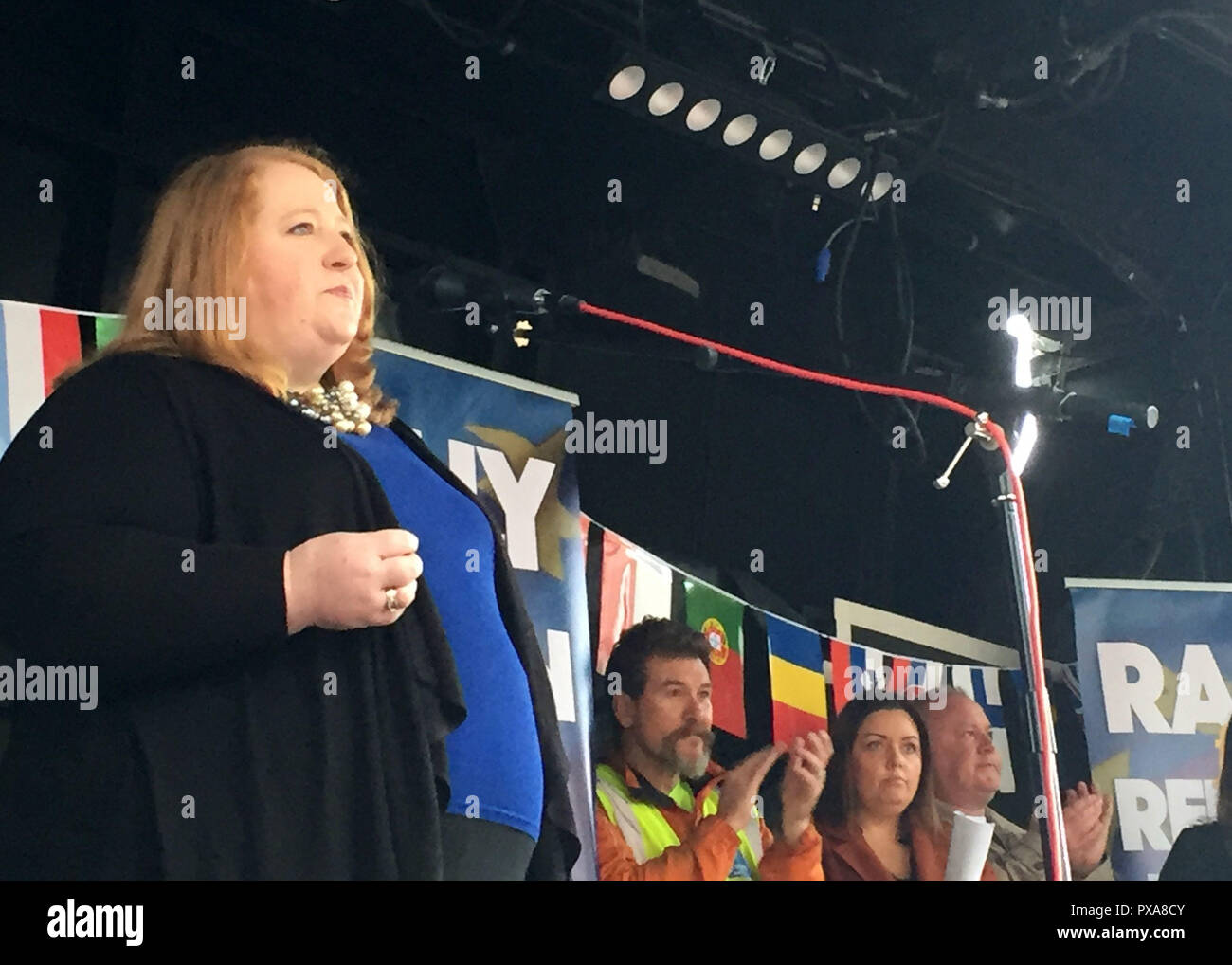 Naomi lungo indirizzi MP Anti-Brexit attivisti ad un pro-rimangono al rally di Belfast City Hall. Foto Stock