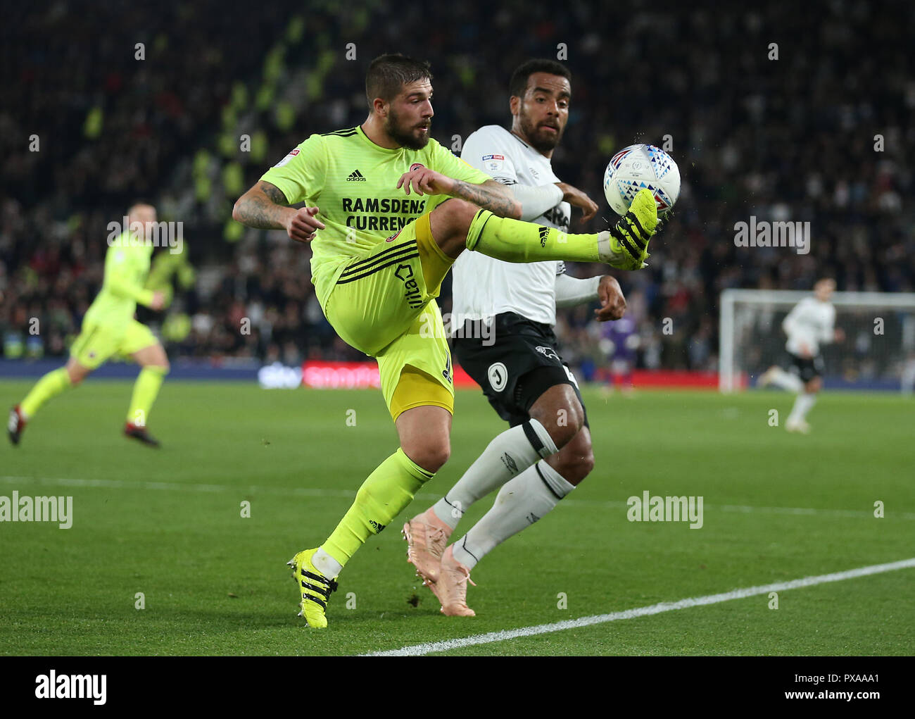 Derby County's Tom Huddlestone (destra) e Sheffield Regno di Kieron Freeman battaglia per la sfera durante il cielo di scommessa match del campionato al Pride Park, Derby. Foto Stock