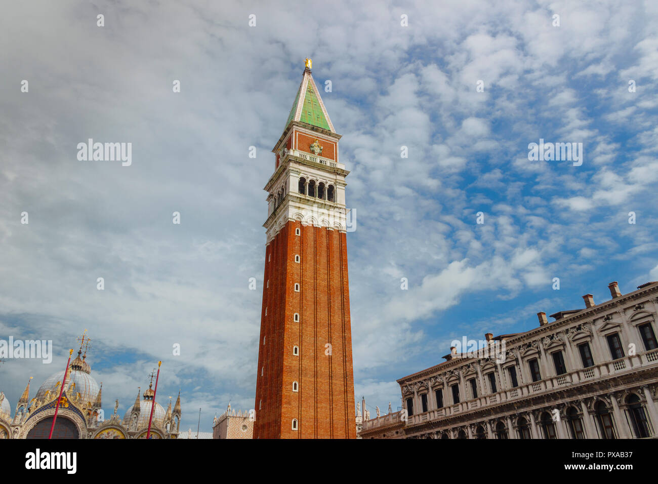 San Marco il campanile è la torre campanaria del la Basilica di San Marco a Venezia, Italia, situato in Piazza San Marco. Foto Stock