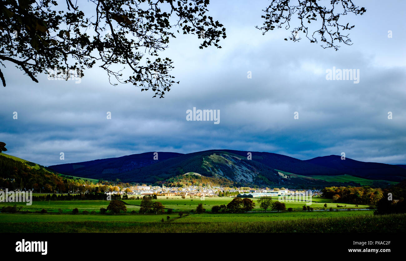 La Scottish Boders villaggio di Innerleithen catturati in un faro di luce del sole di autunno Foto Stock