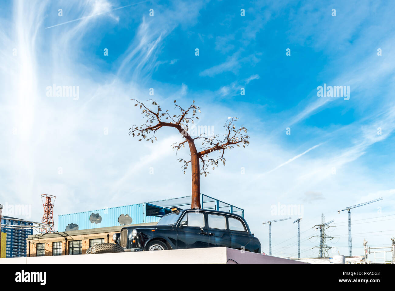 London, Regno Unito - 07 Ottobre 2018: Boa Trinity Wharf al fiume Tamigi e Bow Creek, Leamouth. Casa a Londra è solo faro, containe Foto Stock