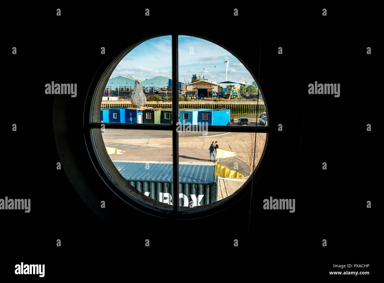 London, Regno Unito - 07 Ottobre 2018: Boa Trinity Wharf al fiume Tamigi e Bow Creek, Leamouth. Casa a Londra è solo faro, containe Foto Stock