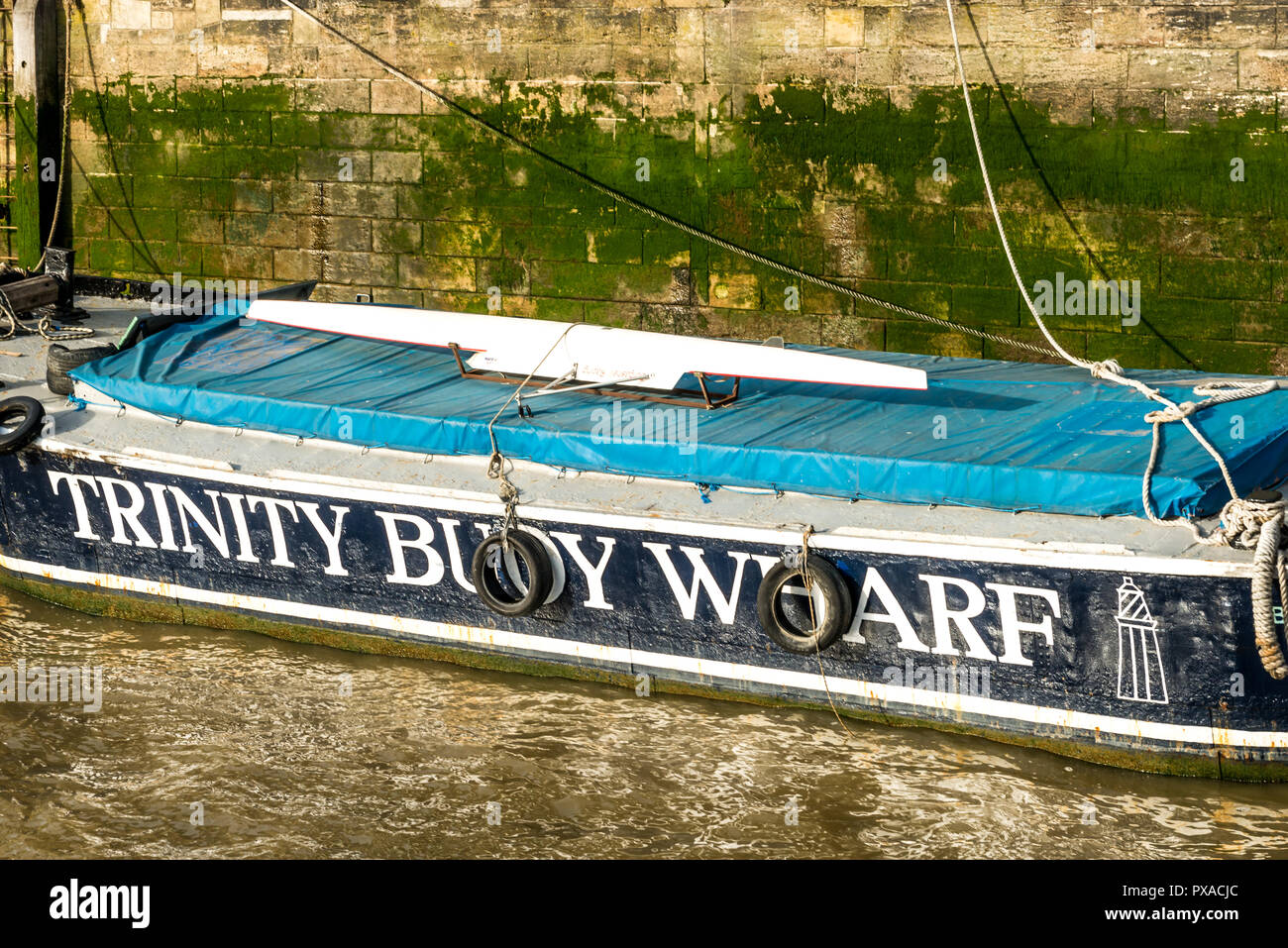 London, Regno Unito - 07 Ottobre 2018: Boa Trinity Wharf al fiume Tamigi e Bow Creek, Leamouth. Casa a Londra è solo faro, containe Foto Stock