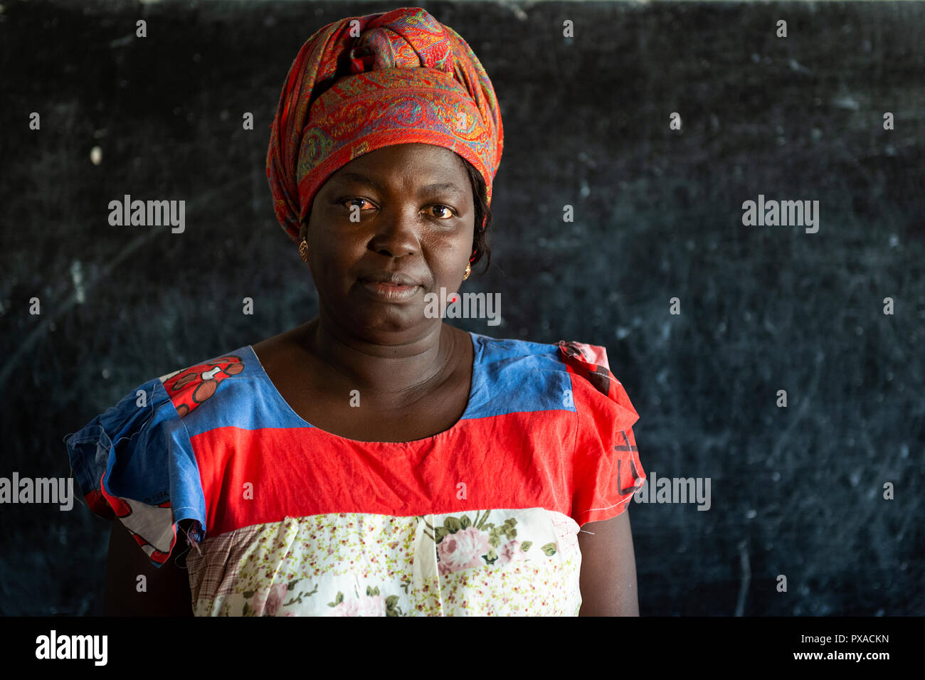 Isola di Orango, Guinea Bissau - 3 Febbraio 2018: Ritratto di un insegnante della scuola all'interno della classe nel villaggio di Eticoga nell'isola di Orango. Foto Stock
