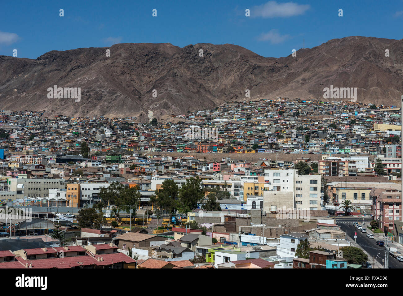 Città di Antofagasta visto dalle alture, dove è possibile vedere le case colorate dei quartieri che salire la montagna Foto Stock