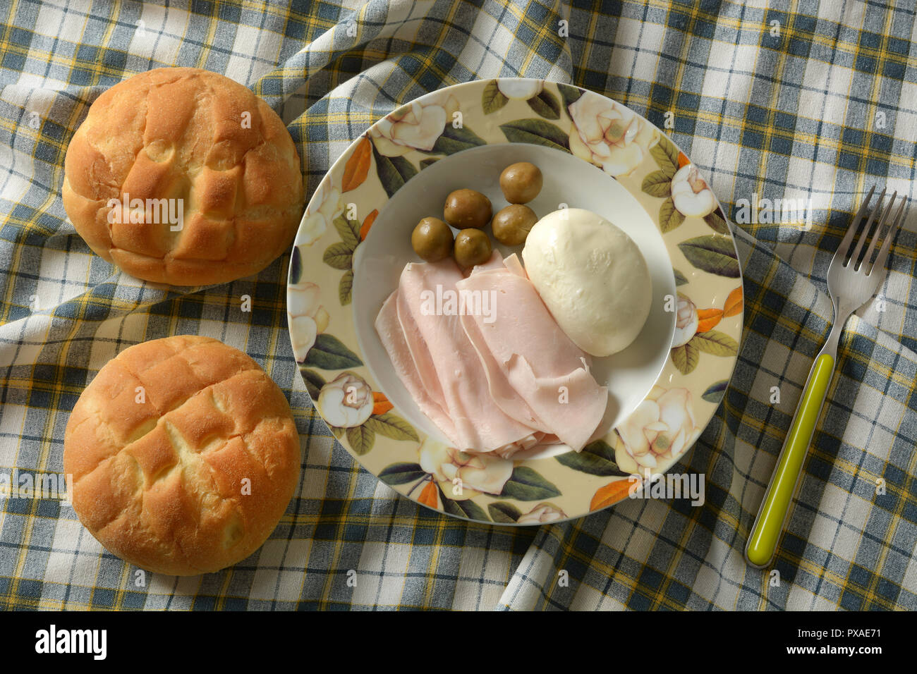 Snack con petto di tacchino, Italiano mozzarella e olive - primo piano Foto Stock