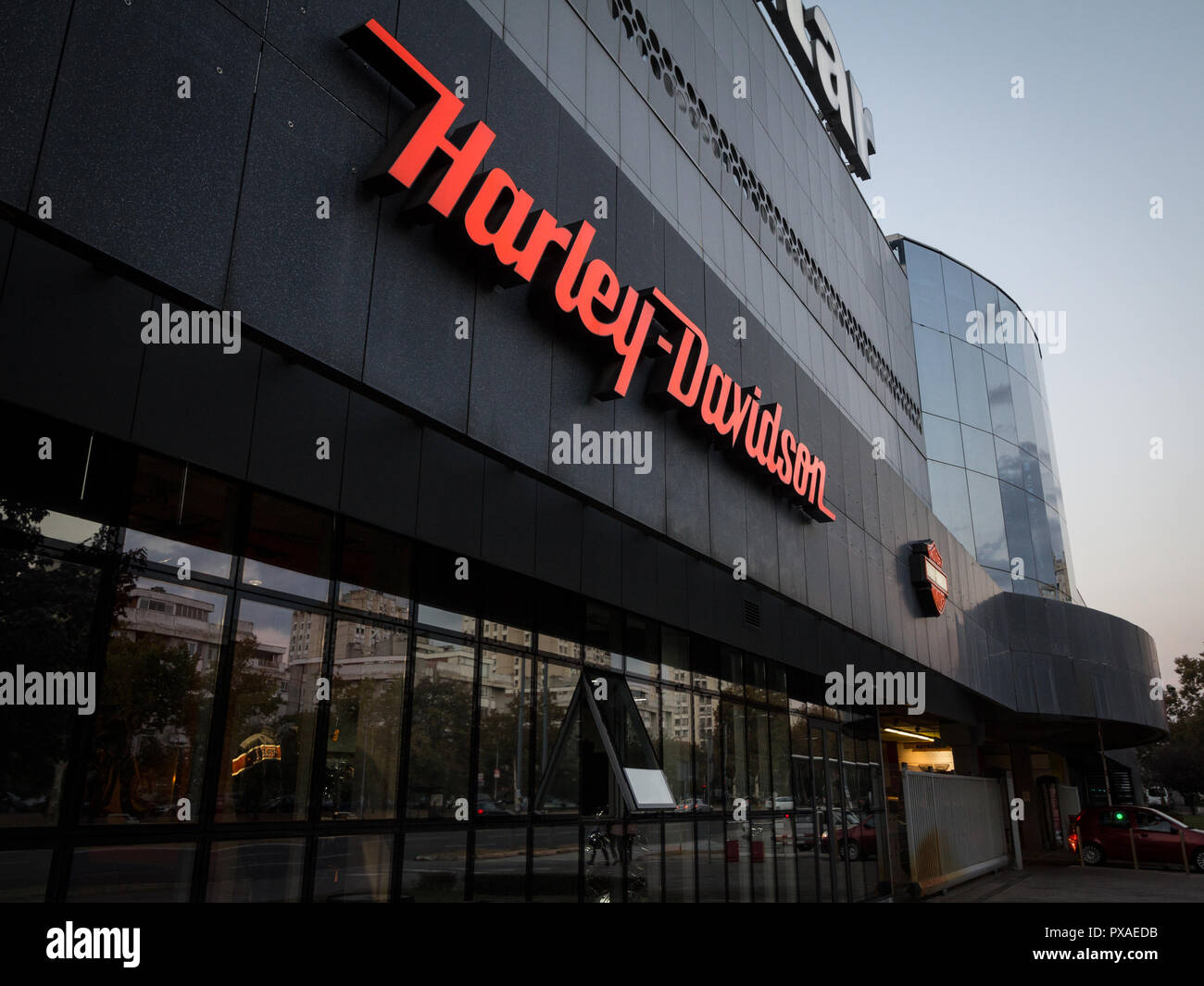 A Belgrado, in Serbia - Ottobre 19, 2018: Harley Davdidson logo sul loro concessionaria principale negozio di Belgrado. Harley Davidson è un moto di tipo iconico e Motorcy Foto Stock