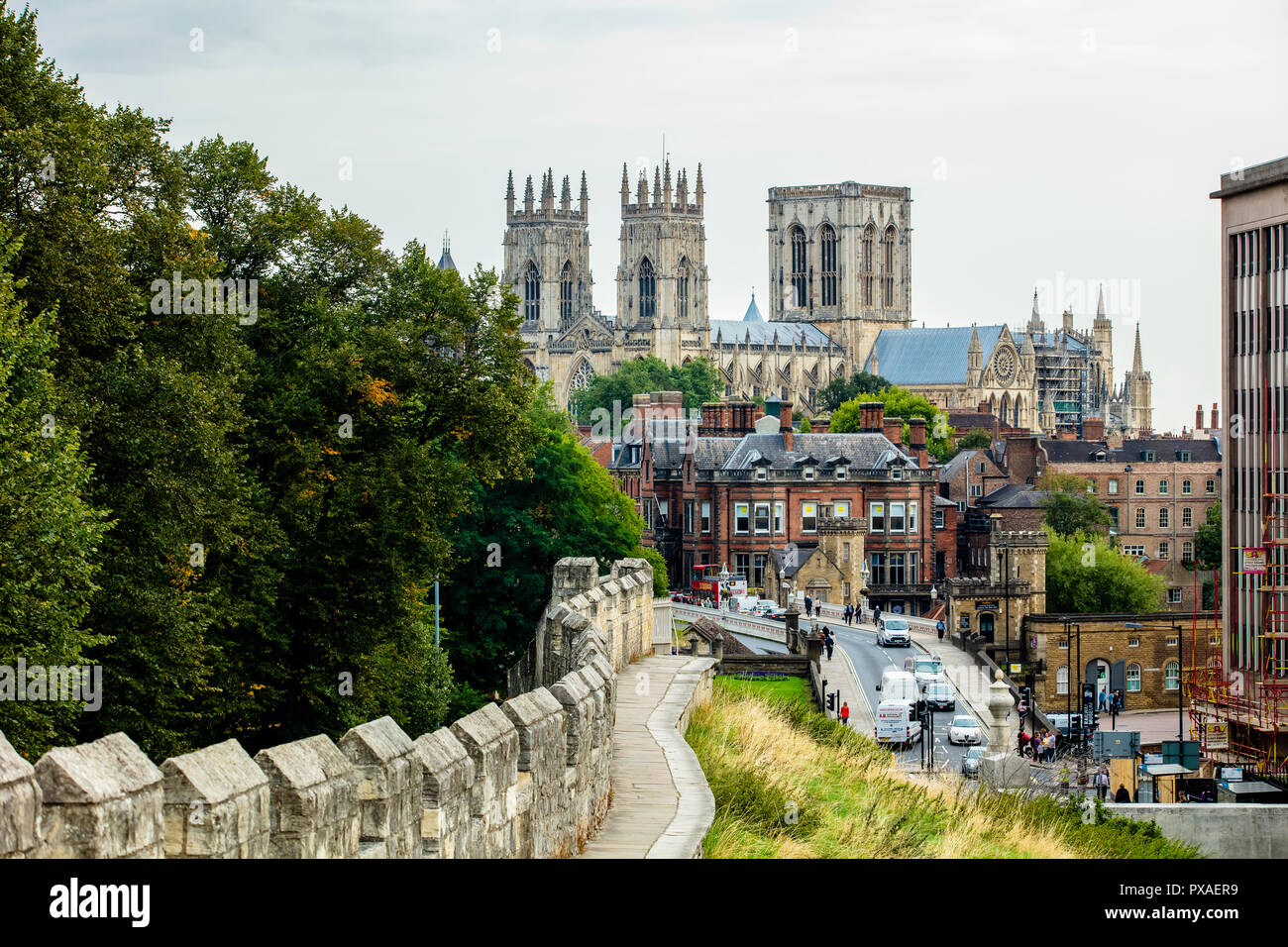 York, Regno Unito - 29 AGO 2018: York vista della parete della stazione di York Road e scenie architettura urbana al centro della città Foto Stock