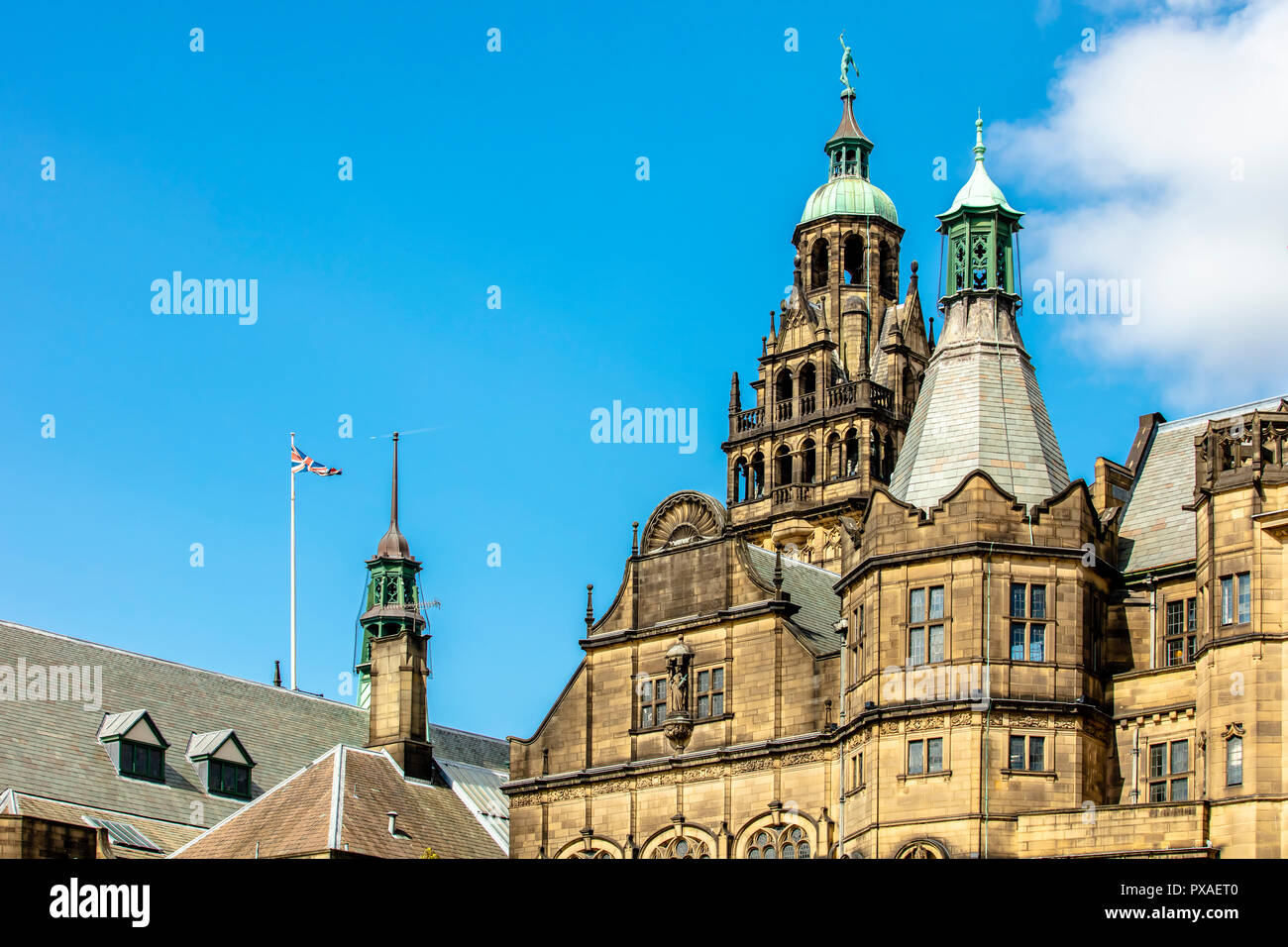 Sheffield, Regno Unito - 30 AGO 2018: Pace giardino pubblico aperto la piazza del municipio e Sheffield Town Hall Foto Stock