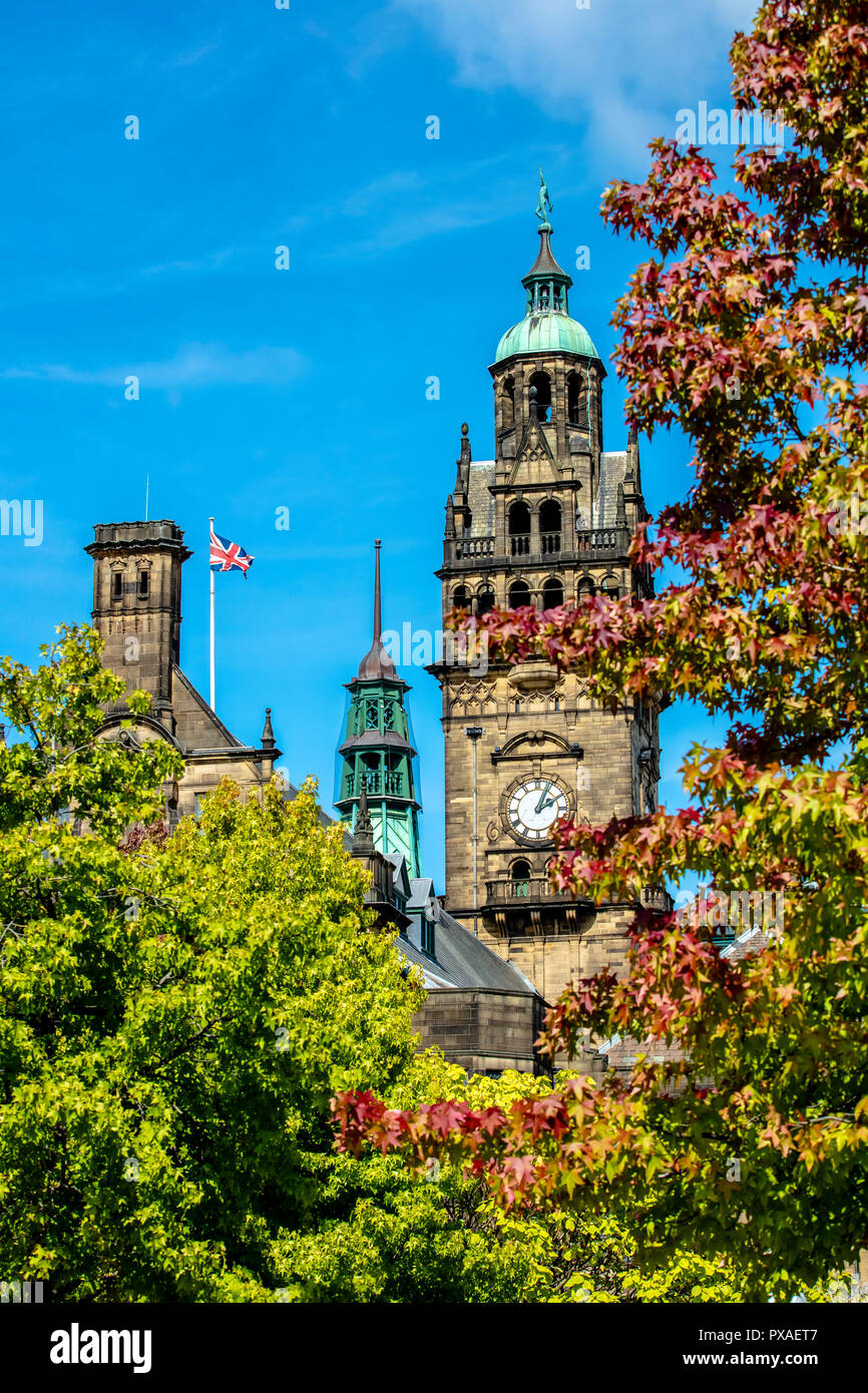 Sheffield, Regno Unito - 30 AGO 2018: Pace giardino pubblico aperto la piazza del municipio e Sheffield Town Hall Foto Stock