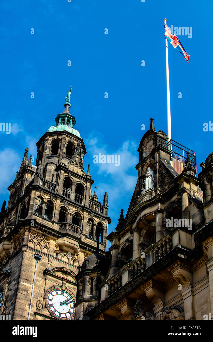 Sheffield, Regno Unito - 30 AGO 2018: Pace giardino pubblico aperto la piazza del municipio e Sheffield Town Hall Foto Stock