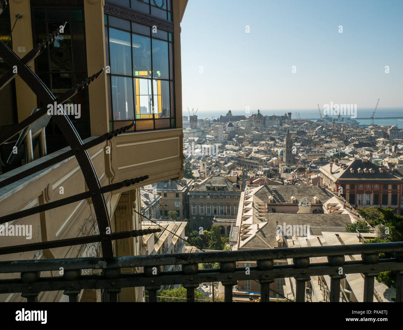 Genova dal punto di vista Spianata Castelletto, accessibile tramite ascensore sulla sinistra o attraverso le fasi. Palazzo Rosso a destra. Il ligure, Italia Foto Stock