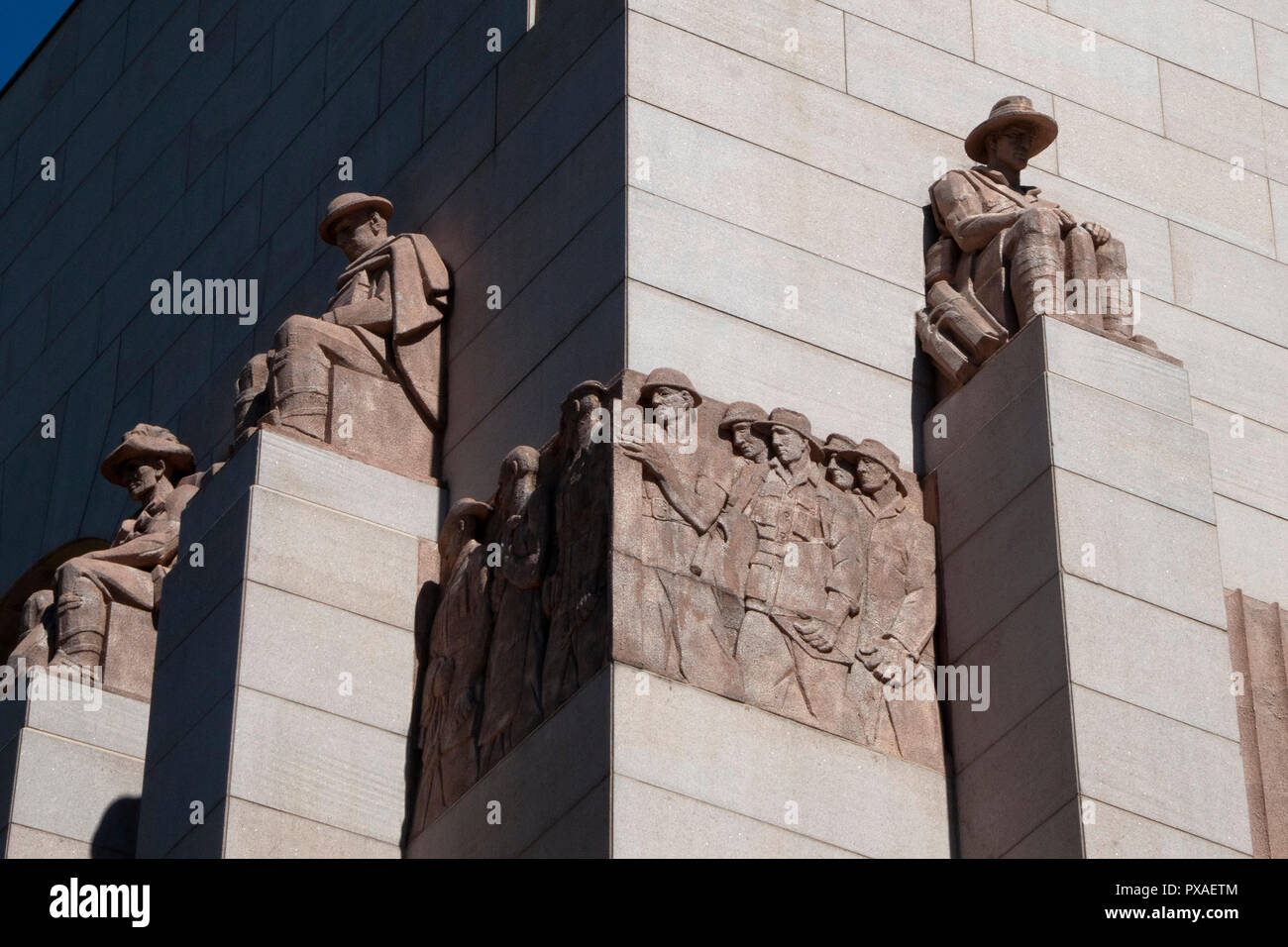 Sydney Australia 16 Set 2018, esterna di Anzac Memorial ornata di rilievi di granito e sculture di personale di servizio di Rayner Hoff Foto Stock