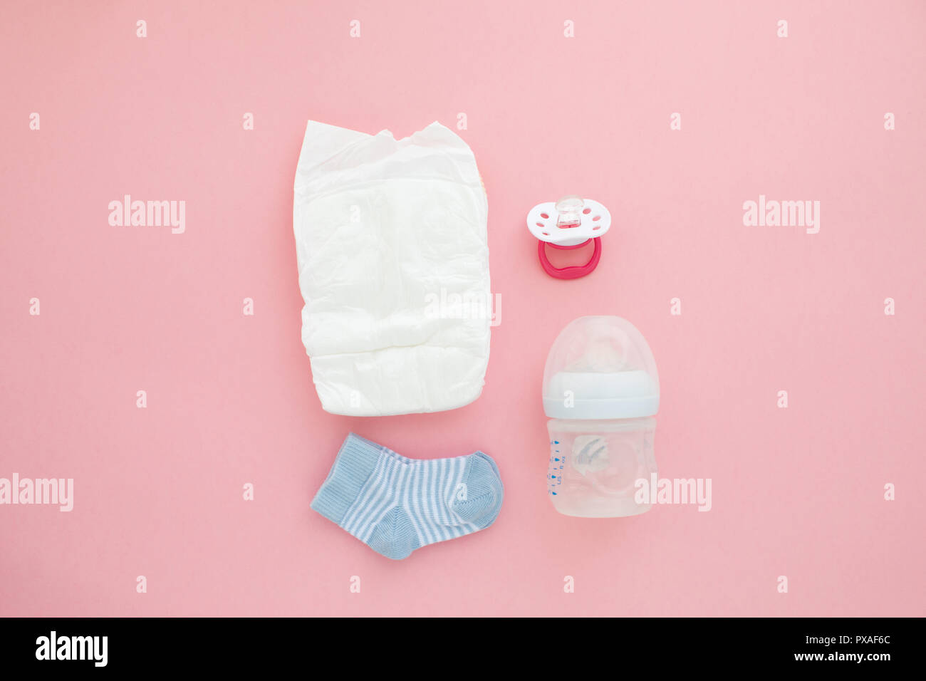 Impostare per un neonato bottiglia nipplo pannolino calze Foto Stock