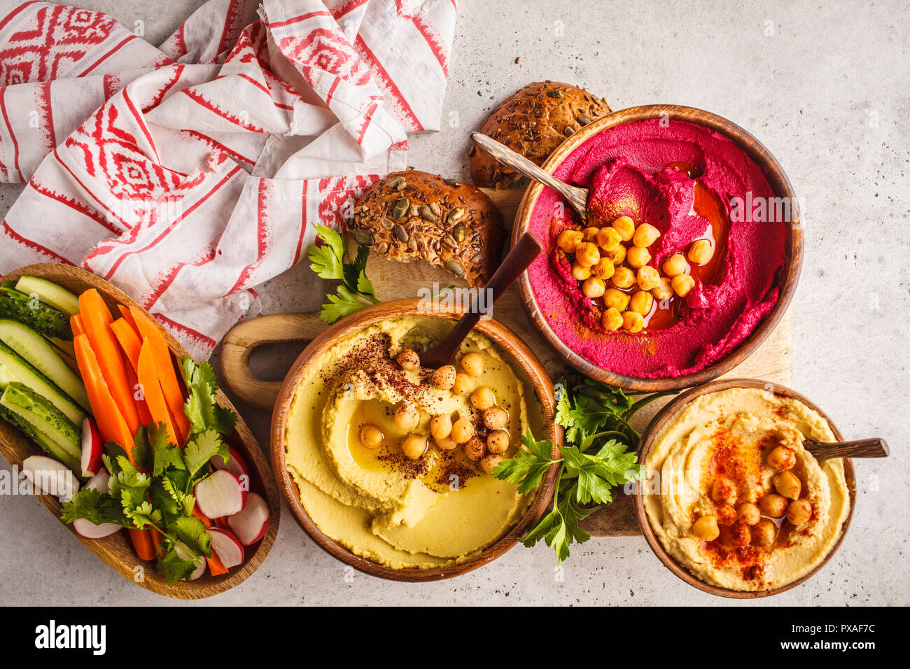 Diversi hummus bocce. Ceci hummus, avocado hummus e barbabietola hummus. Impianto basato dieta alimentare. Foto Stock