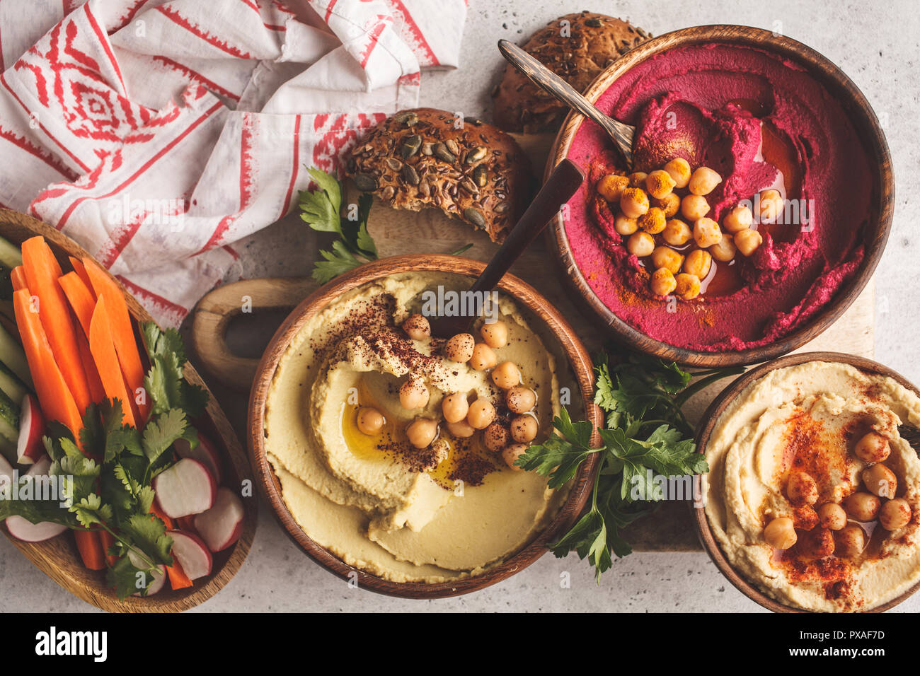 Diversi hummus bocce. Ceci hummus, avocado hummus e barbabietola hummus. Impianto basato dieta alimentare. Foto Stock
