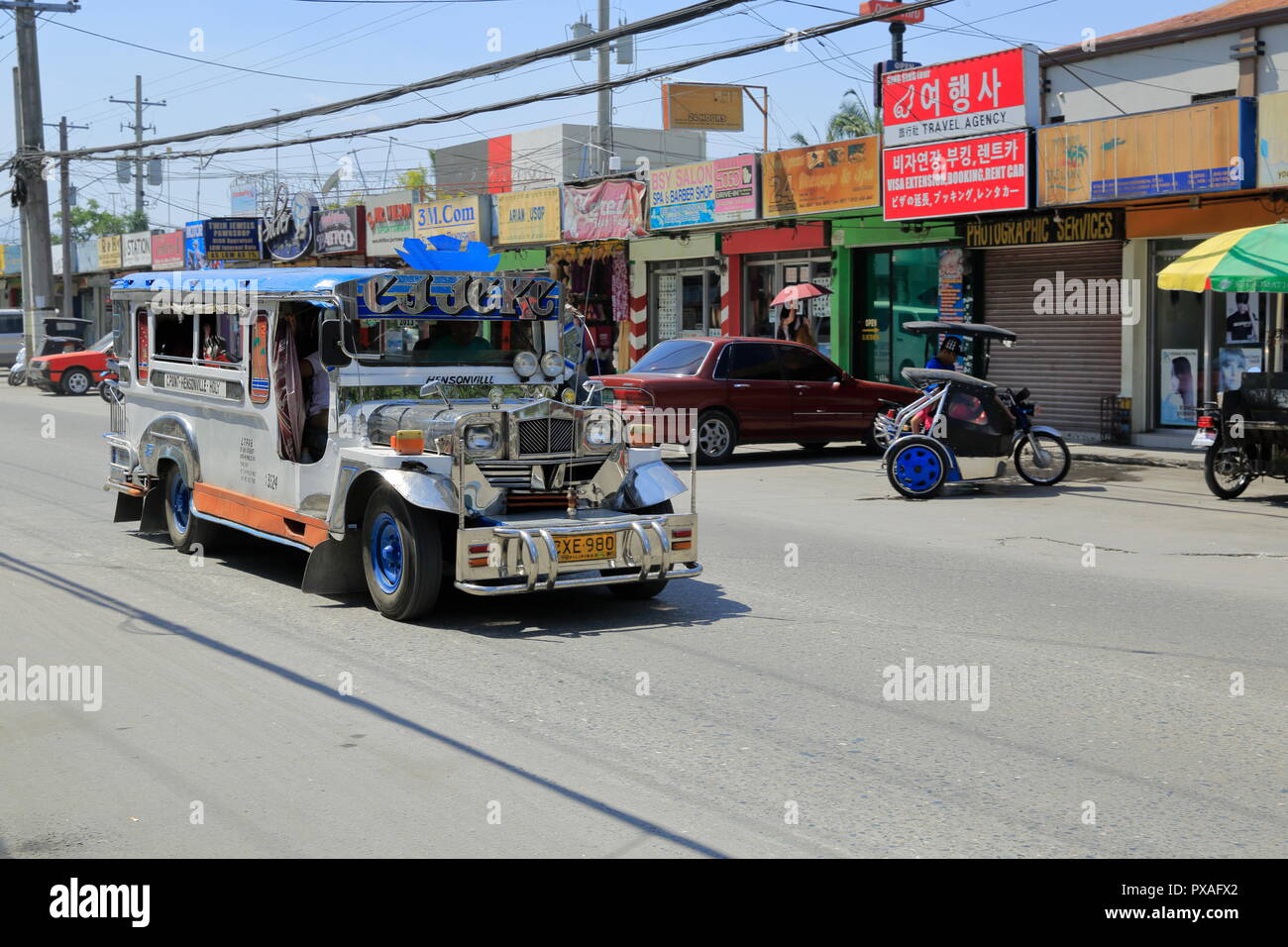 Angeles City, strade / Filippine - Marzo 2015: Vecchia jeep americane sono state modificate e sono ampiamente utilizzati nei trasporti pubblici. Foto Stock