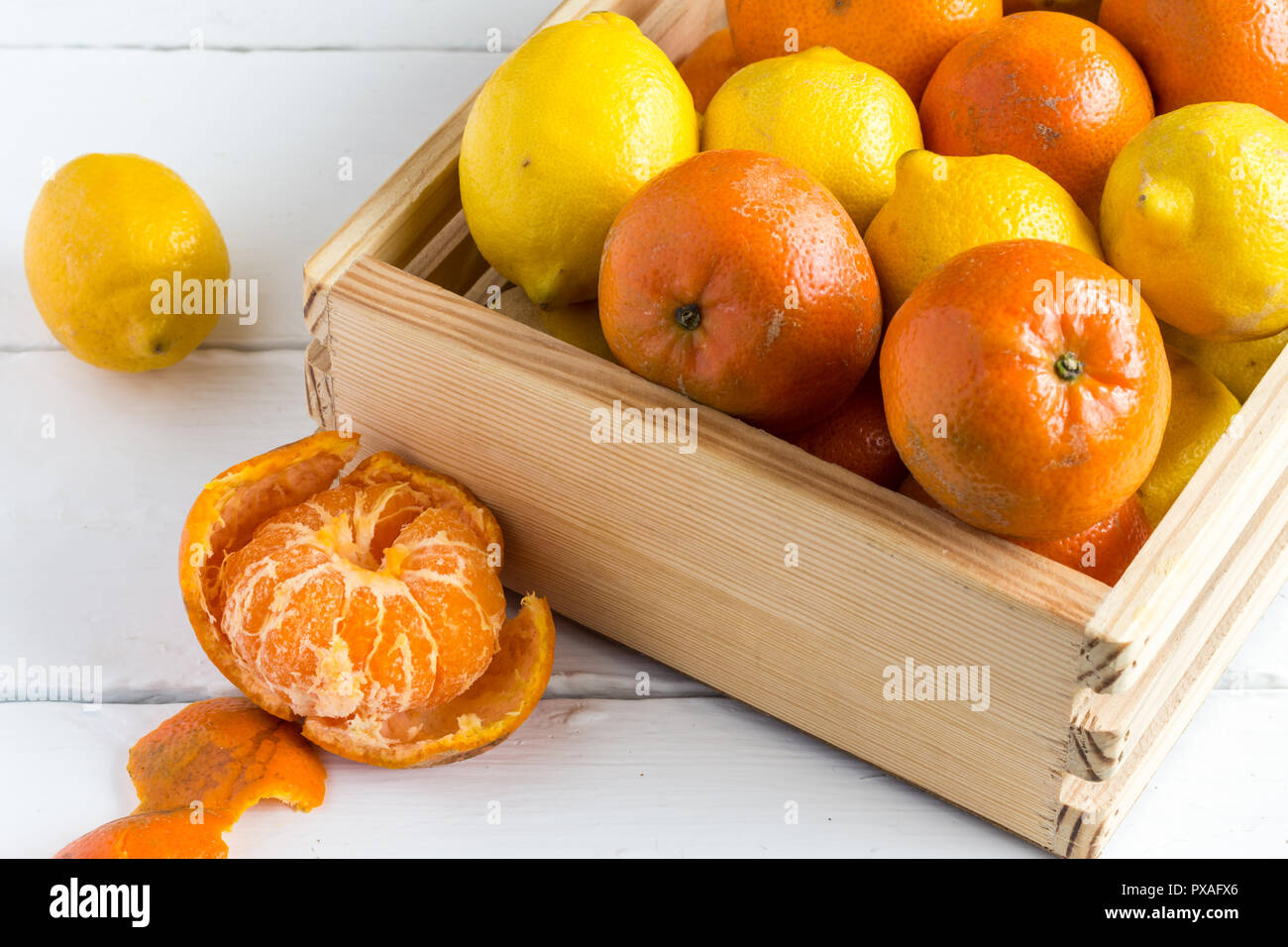 Cassa rustico con frutti interi di limoni e clementine Foto Stock