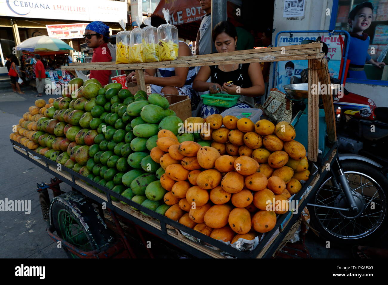 Angeles City, strade principali / Filippine - Marzo 2015: ci sono un'abbondanza di deliziosi frutti tropicali in molti i paesi dell'estremo oriente. Foto Stock