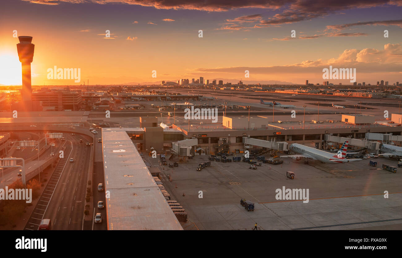 Phoenix,Az/USA - 10.14.18 - Phoenix Sky Harbor International Airport American Airlines aeromobili parcheggiati alle porte del Phoenix International Airport Foto Stock