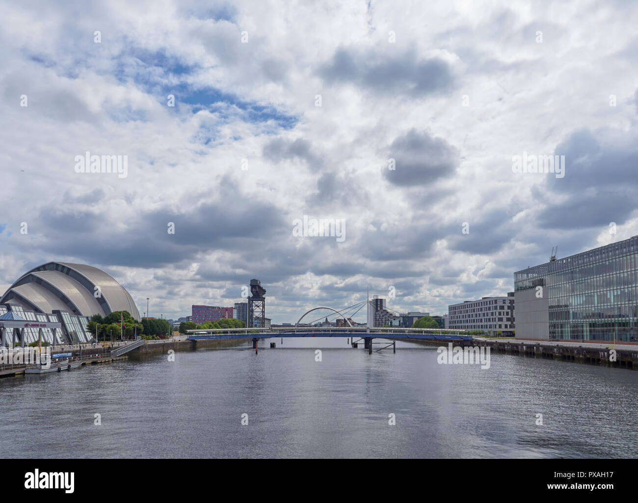 Guardando verso est fino fiume sul fiume Clyde su un estati nuvoloso mattina nel luglio 2018. Glasgow, Scotland, Regno Unito Foto Stock