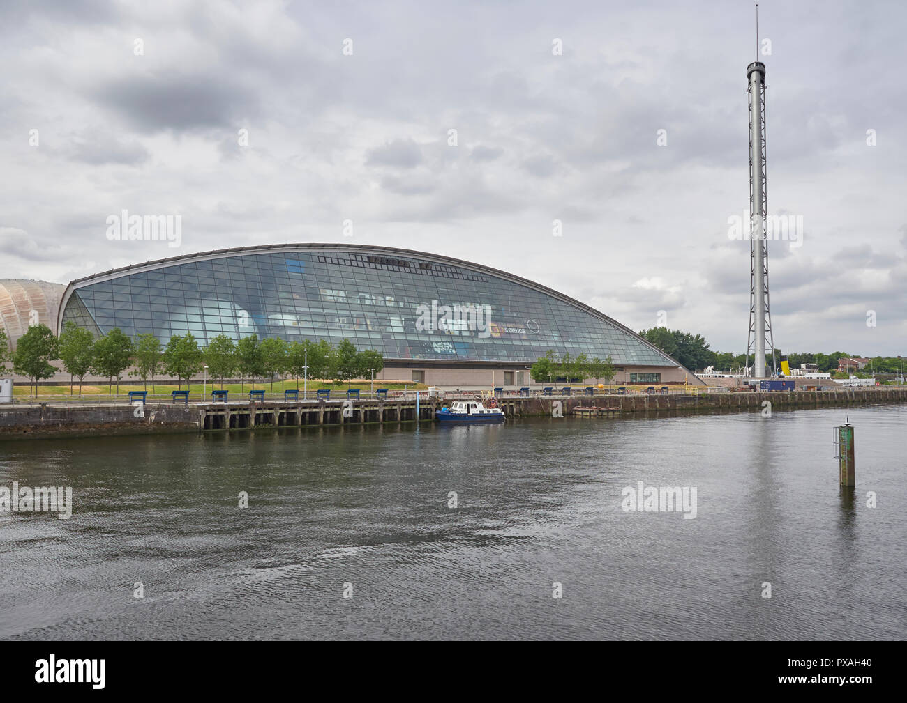 Il Glasgow Science Centre e la costruzione della torre di Glasgow dal Millennium Bridge su un nuvoloso giorno estati a Glasgow nel luglio 2018 Foto Stock