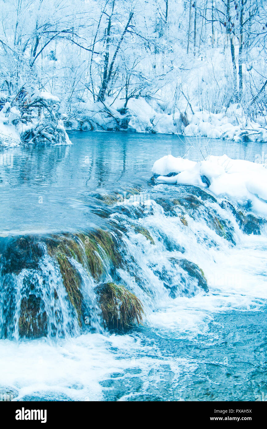 Croazia, Plitvice, cascate gelate nel famoso parco naturale di Plitvicka jezera Foto Stock
